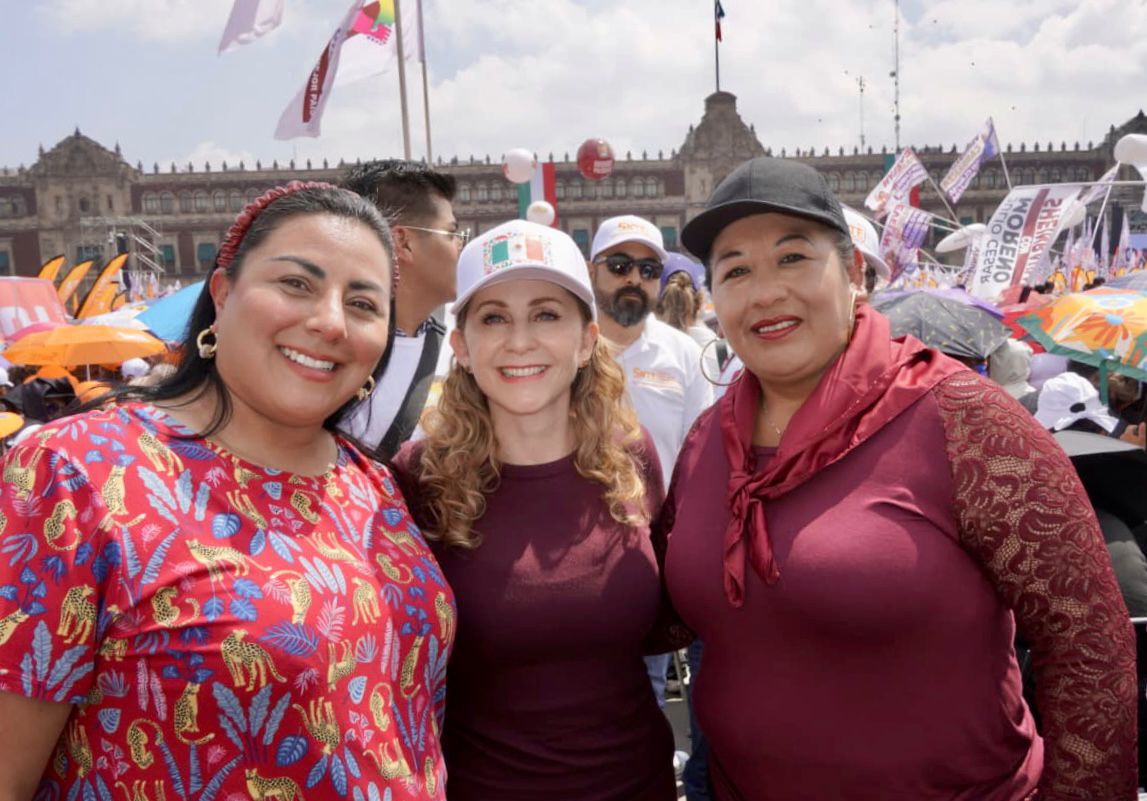 Marcela González participó en el Zócalo en la conmemoración del primer año del Gobierno de Claudia Sheinbaum